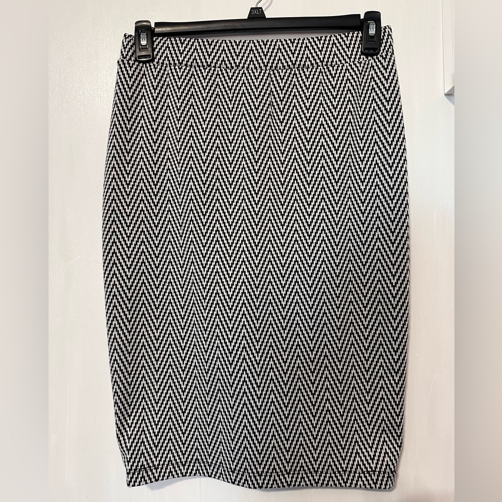 Women’s Liz Claiborne Career Skirt, Size Medium - Black & White